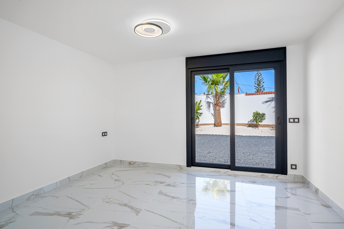 For sale - 4 Bedroom 4 Bathroom House - Detached Villa in Rojales - Rojales Centro  - Alicante