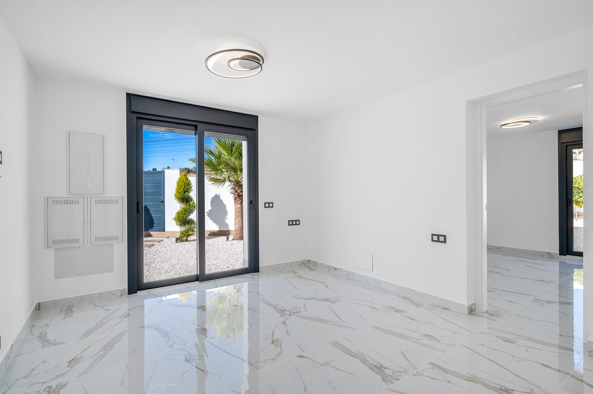 For sale - 4 Bedroom 4 Bathroom House - Detached Villa in Rojales - Rojales Centro  - Alicante