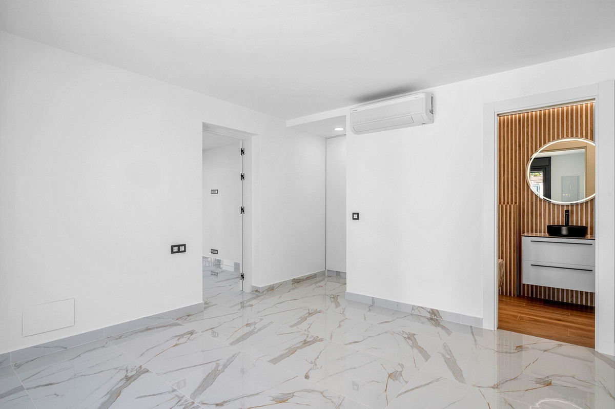 For sale - 4 Bedroom 4 Bathroom House - Detached Villa in Rojales - Rojales Centro  - Alicante