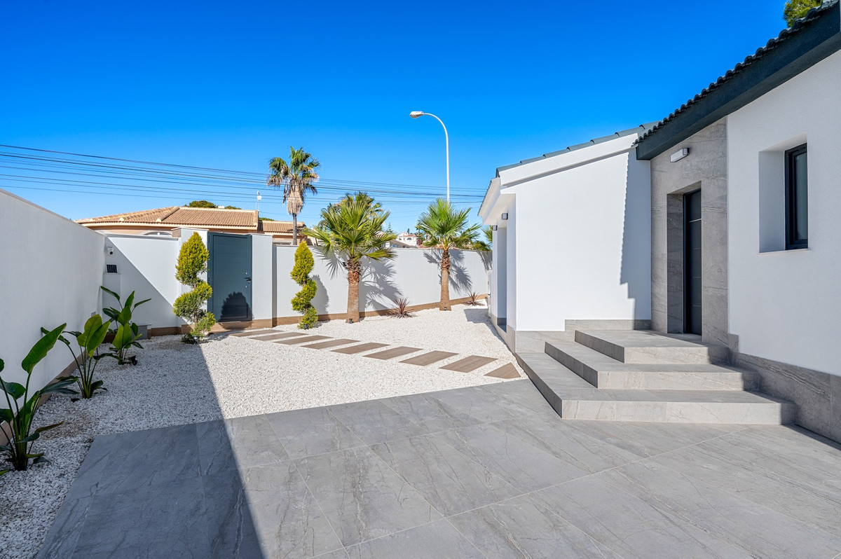 For sale - 4 Bedroom 4 Bathroom House - Detached Villa in Rojales - Rojales Centro  - Alicante