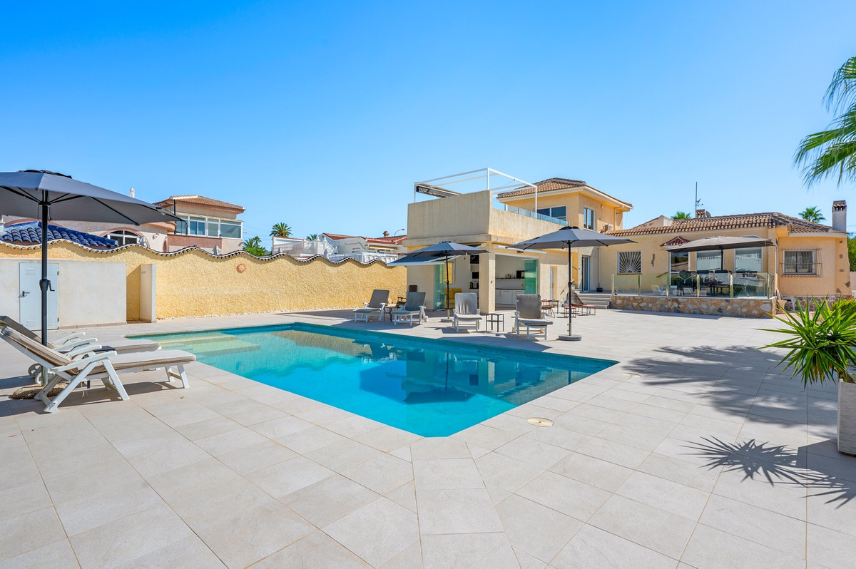 For sale - 3 Bedroom 3 Bathroom House - Detached Villa in Rojales - Ciudad Quesada  - Alicante