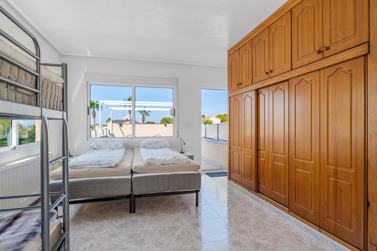 For sale - 3 Bedroom 3 Bathroom House - Detached Villa in Rojales - Ciudad Quesada  - Alicante