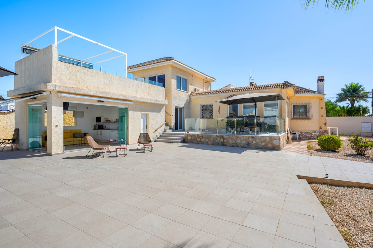 For sale - 3 Bedroom 3 Bathroom House - Detached Villa in Rojales - Ciudad Quesada  - Alicante