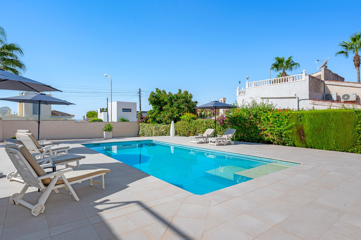 For sale - 3 Bedroom 3 Bathroom House - Detached Villa in Rojales - Ciudad Quesada  - Alicante