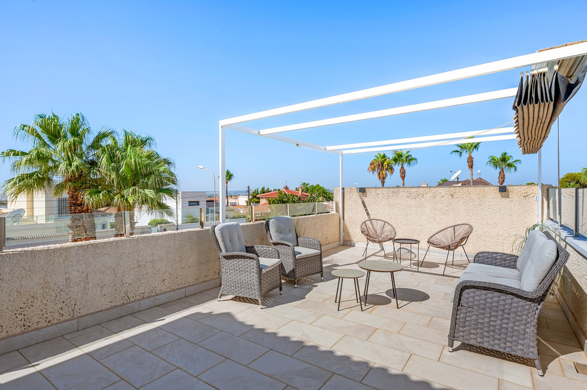 For sale - 3 Bedroom 3 Bathroom House - Detached Villa in Rojales - Ciudad Quesada  - Alicante