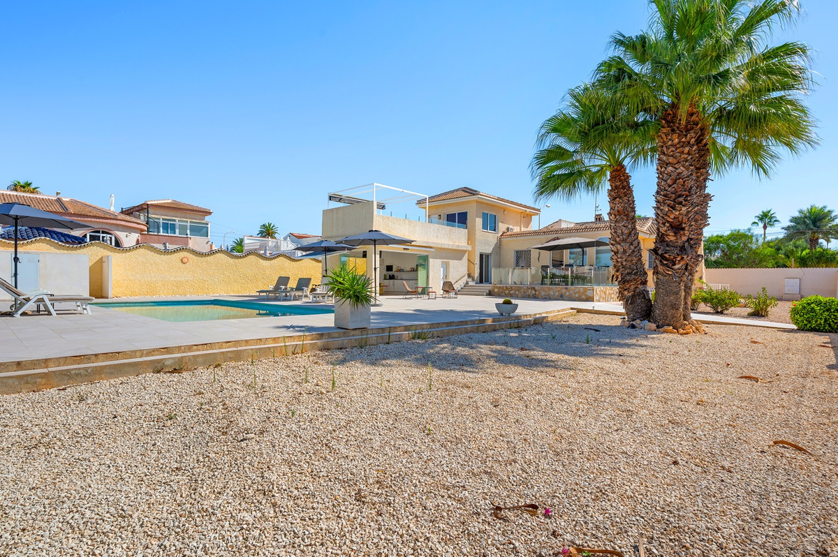 For sale - 3 Bedroom 3 Bathroom House - Detached Villa in Rojales - Ciudad Quesada  - Alicante