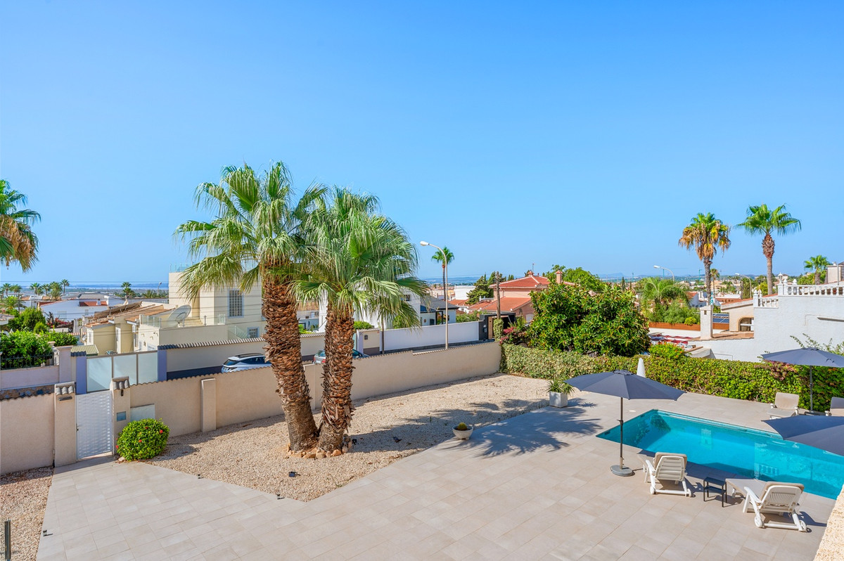 For sale - 3 Bedroom 3 Bathroom House - Detached Villa in Rojales - Ciudad Quesada  - Alicante
