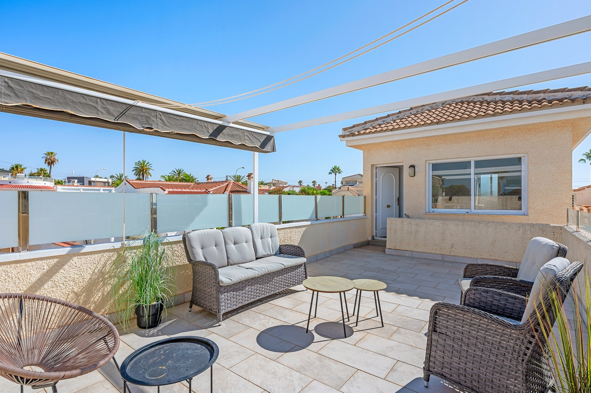 For sale - 3 Bedroom 3 Bathroom House - Detached Villa in Rojales - Ciudad Quesada  - Alicante