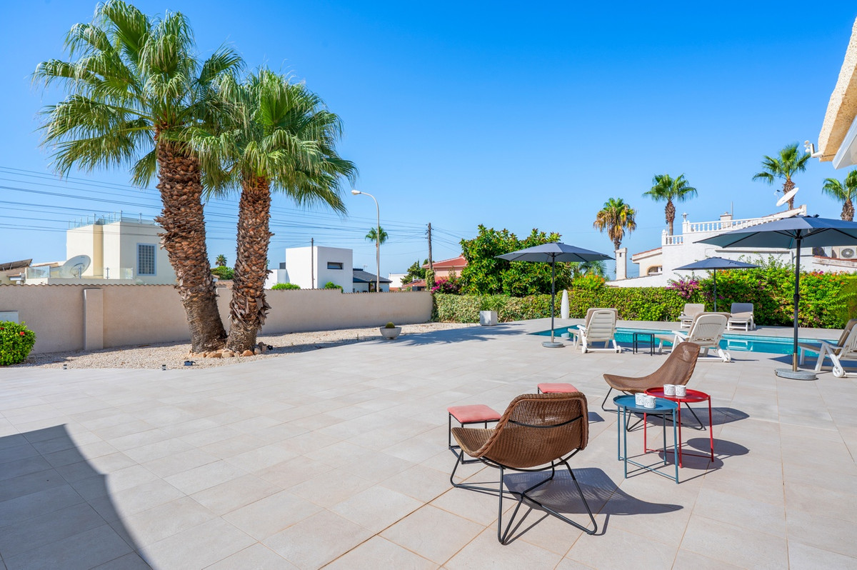 For sale - 3 Bedroom 3 Bathroom House - Detached Villa in Rojales - Ciudad Quesada  - Alicante