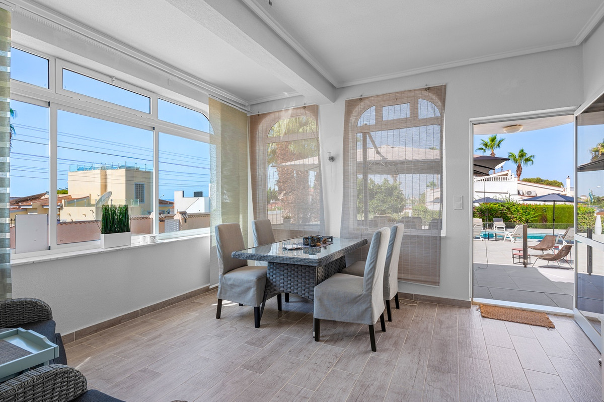 For sale - 3 Bedroom 3 Bathroom House - Detached Villa in Rojales - Ciudad Quesada  - Alicante
