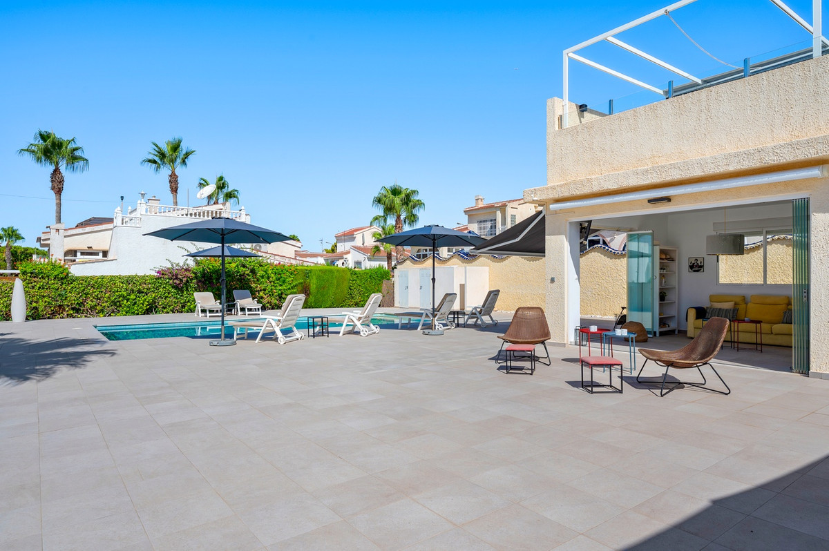 For sale - 3 Bedroom 3 Bathroom House - Detached Villa in Rojales - Ciudad Quesada  - Alicante