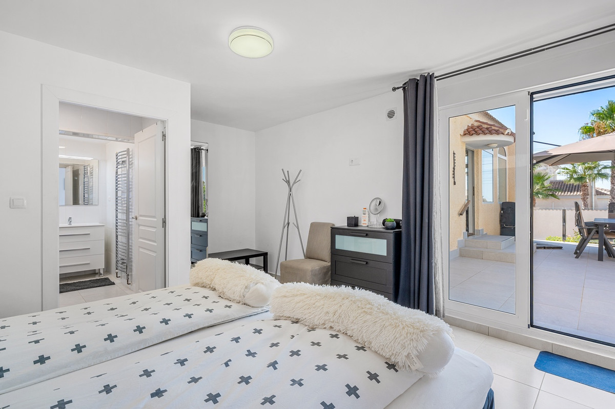 For sale - 3 Bedroom 3 Bathroom House - Detached Villa in Rojales - Ciudad Quesada  - Alicante