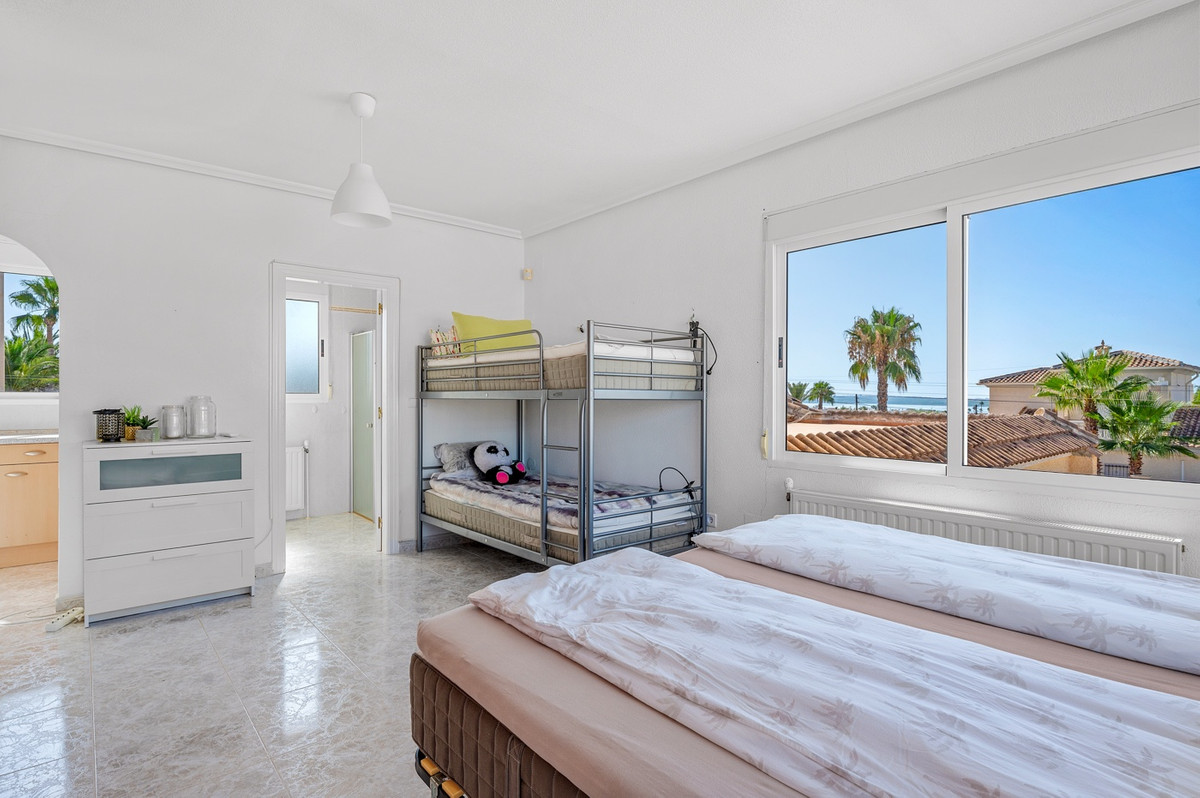 For sale - 3 Bedroom 3 Bathroom House - Detached Villa in Rojales - Ciudad Quesada  - Alicante