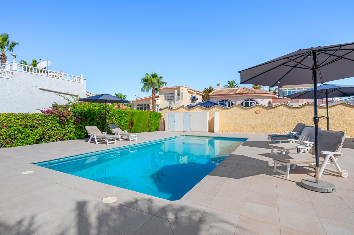 For sale - 3 Bedroom 3 Bathroom House - Detached Villa in Rojales - Ciudad Quesada  - Alicante