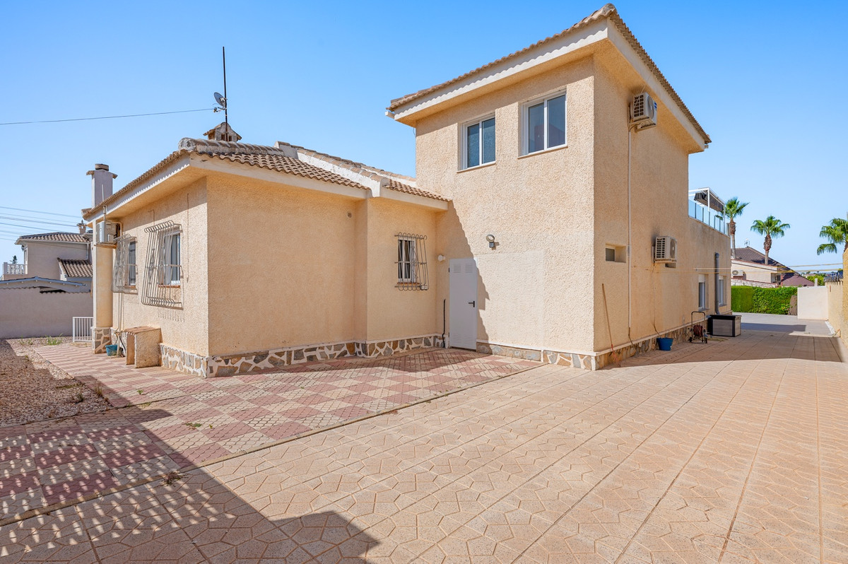 For sale - 3 Bedroom 3 Bathroom House - Detached Villa in Rojales - Ciudad Quesada  - Alicante