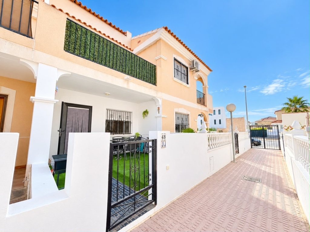3 Bedroom 2 Bathroom House - Townhouse in Orihuela