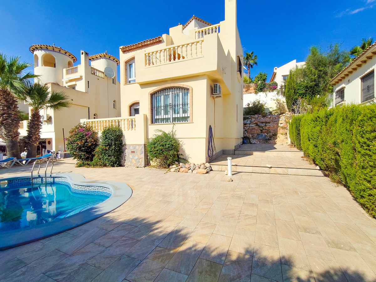 For sale - 3 Bedroom 2 Bathroom House - Detached Villa in Orihuela - Villamartin  - Alicante
