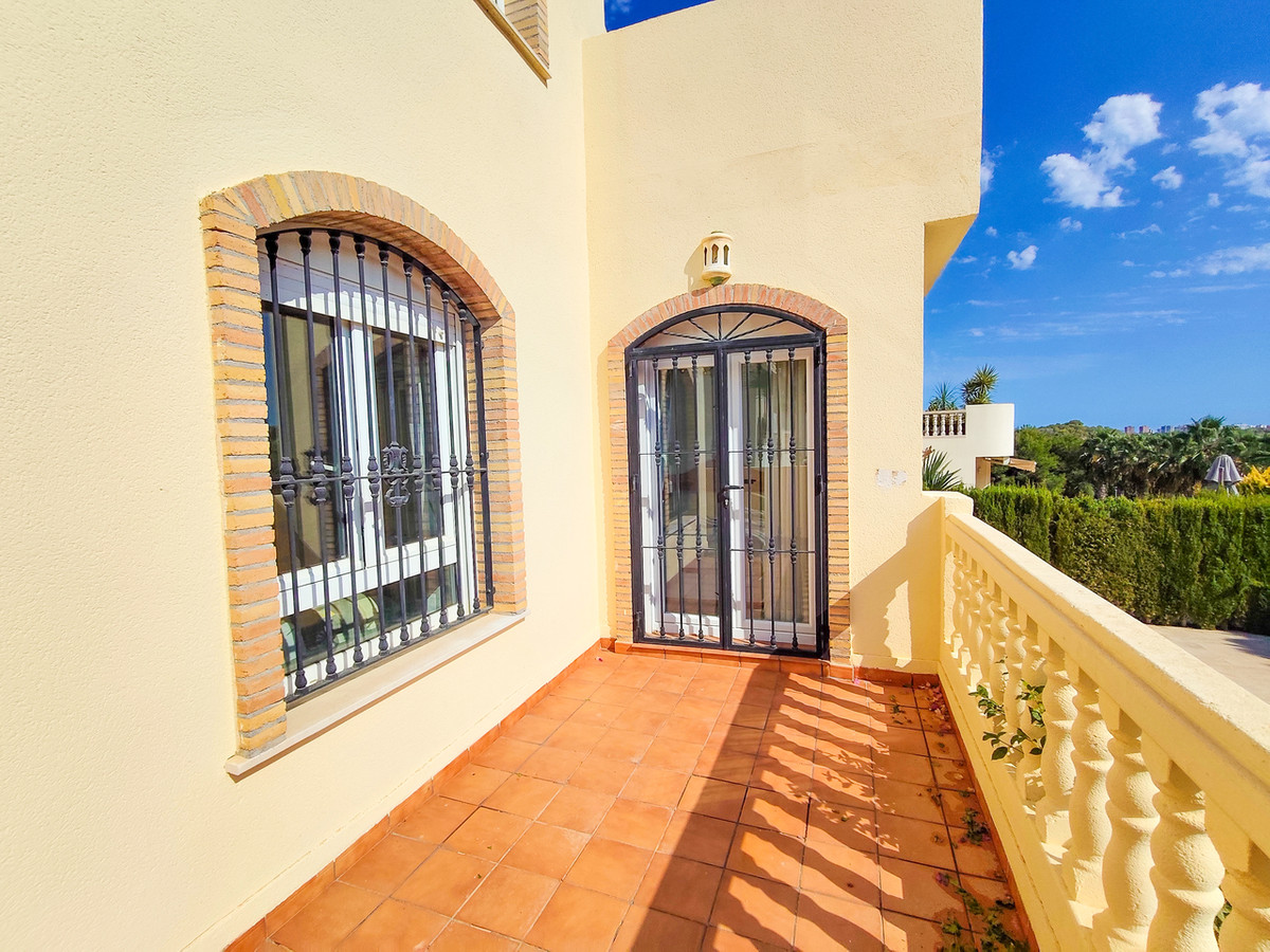 For sale - 3 Bedroom 2 Bathroom House - Detached Villa in Orihuela - Villamartin  - Alicante
