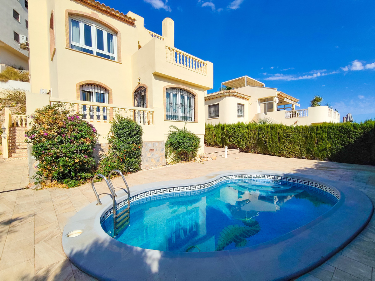 For sale - 3 Bedroom 2 Bathroom House - Detached Villa in Orihuela - Villamartin  - Alicante