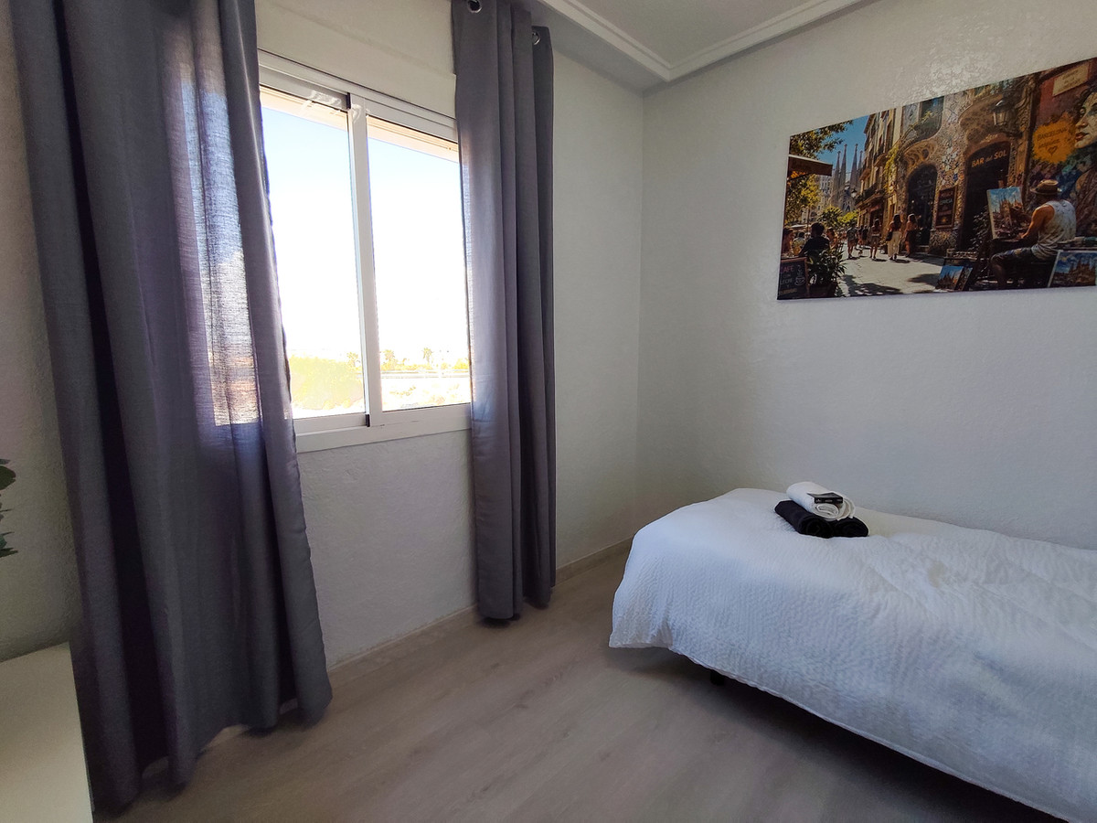 For sale - 3 Bedroom 2 Bathroom Apartment - Middle Floor Apartment in Torrevieja - Torrevieja Centro  - Alicante