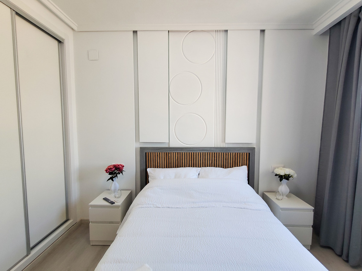 For sale - 3 Bedroom 2 Bathroom Apartment - Middle Floor Apartment in Torrevieja - Torrevieja Centro  - Alicante