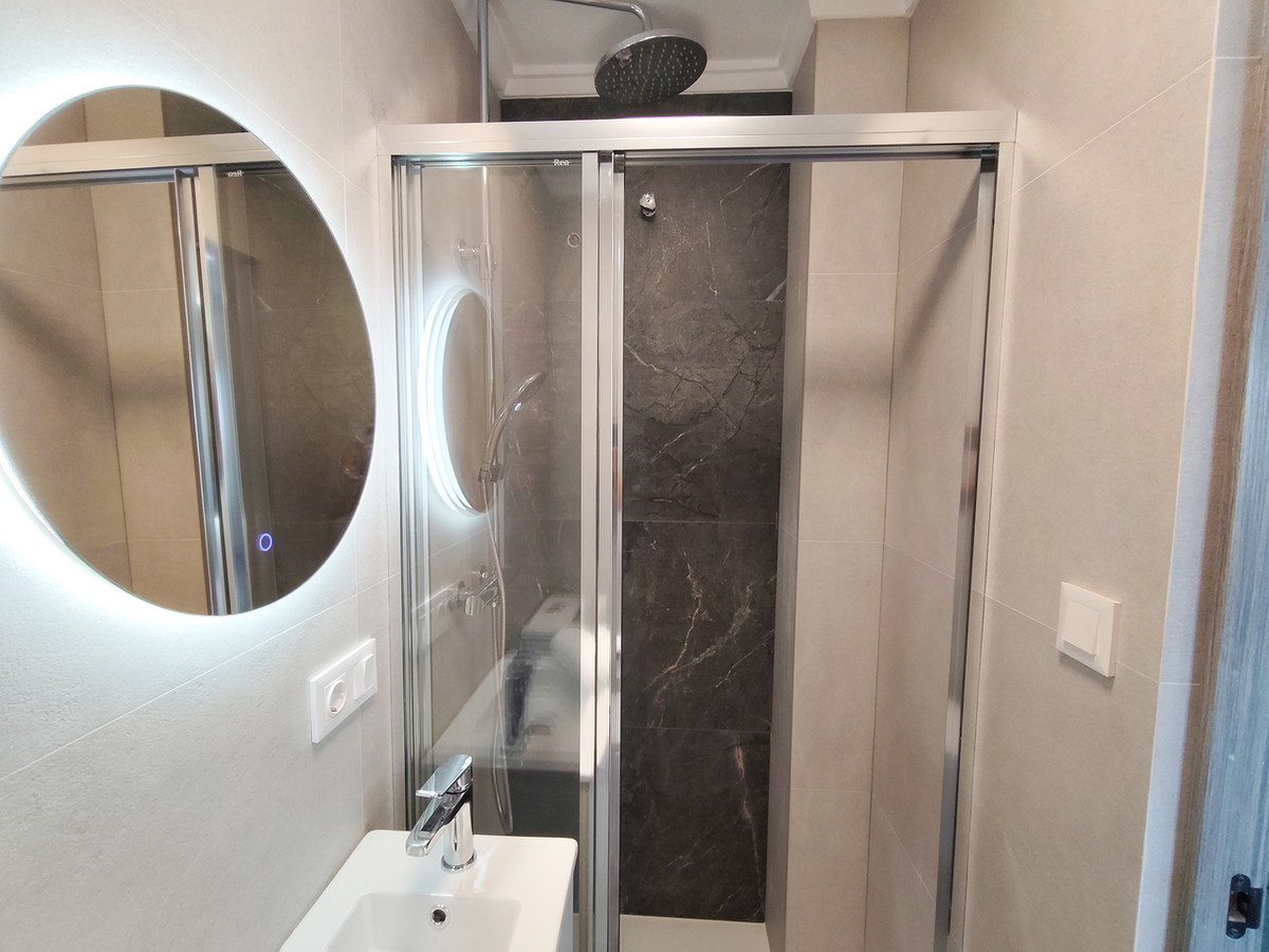 For sale - 3 Bedroom 2 Bathroom Apartment - Middle Floor Apartment in Torrevieja - Torrevieja Centro  - Alicante