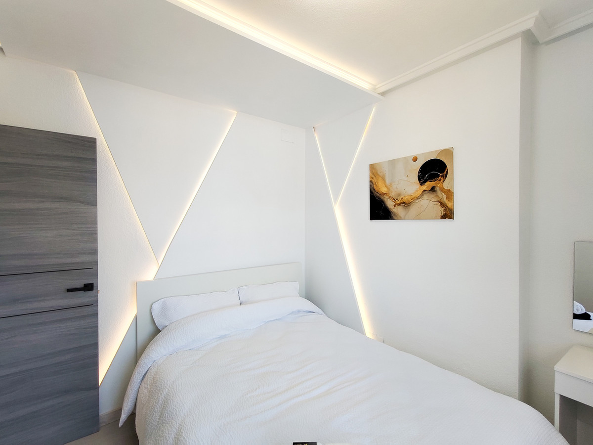 For sale - 3 Bedroom 2 Bathroom Apartment - Middle Floor Apartment in Torrevieja - Torrevieja Centro  - Alicante