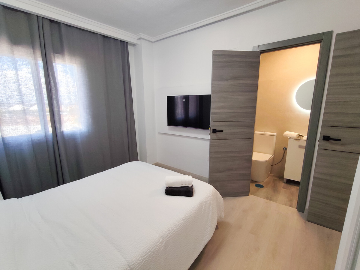 For sale - 3 Bedroom 2 Bathroom Apartment - Middle Floor Apartment in Torrevieja - Torrevieja Centro  - Alicante