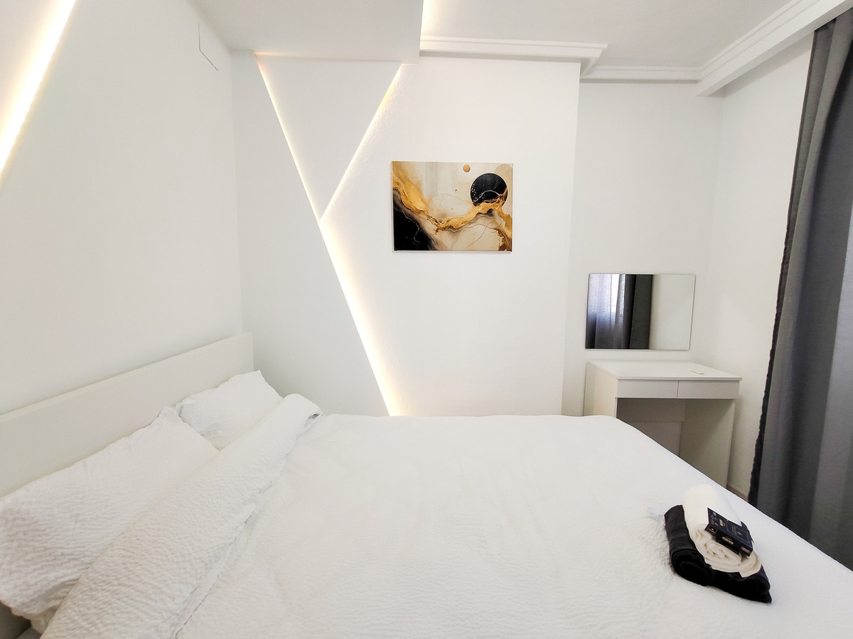 For sale - 3 Bedroom 2 Bathroom Apartment - Middle Floor Apartment in Torrevieja - Torrevieja Centro  - Alicante