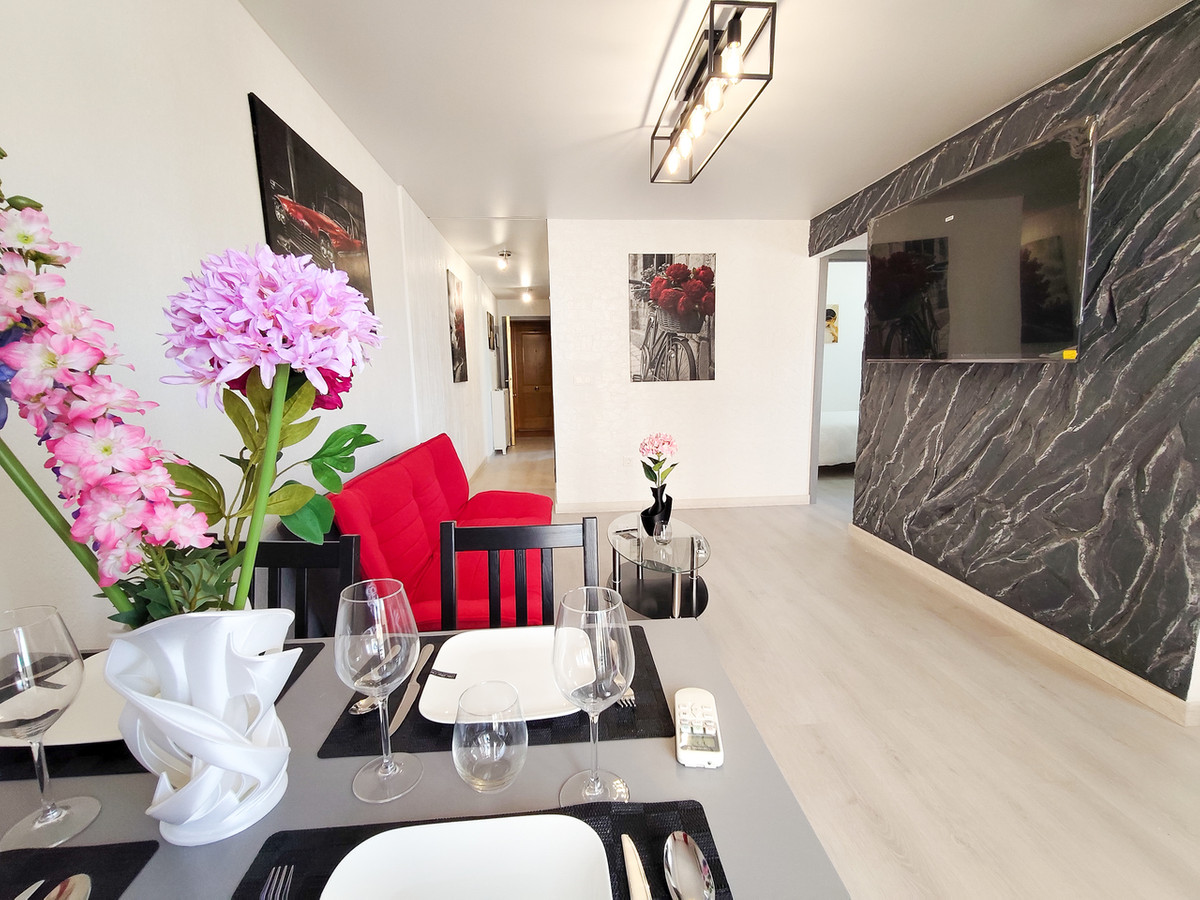 For sale - 3 Bedroom 2 Bathroom Apartment - Middle Floor Apartment in Torrevieja - Torrevieja Centro  - Alicante