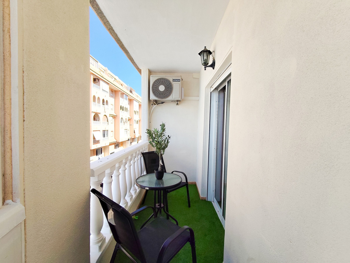 For sale - 3 Bedroom 2 Bathroom Apartment - Middle Floor Apartment in Torrevieja - Torrevieja Centro  - Alicante