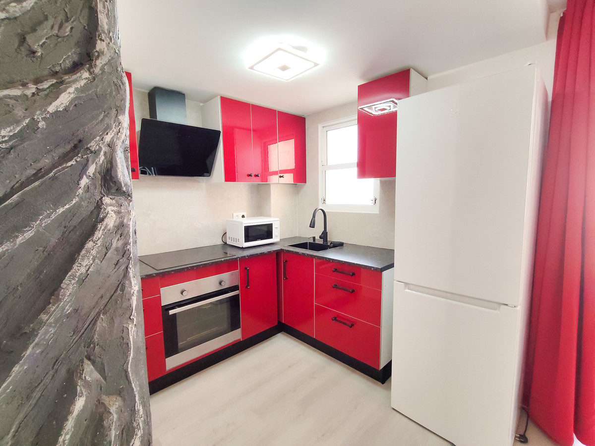 For sale - 3 Bedroom 2 Bathroom Apartment - Middle Floor Apartment in Torrevieja - Torrevieja Centro  - Alicante