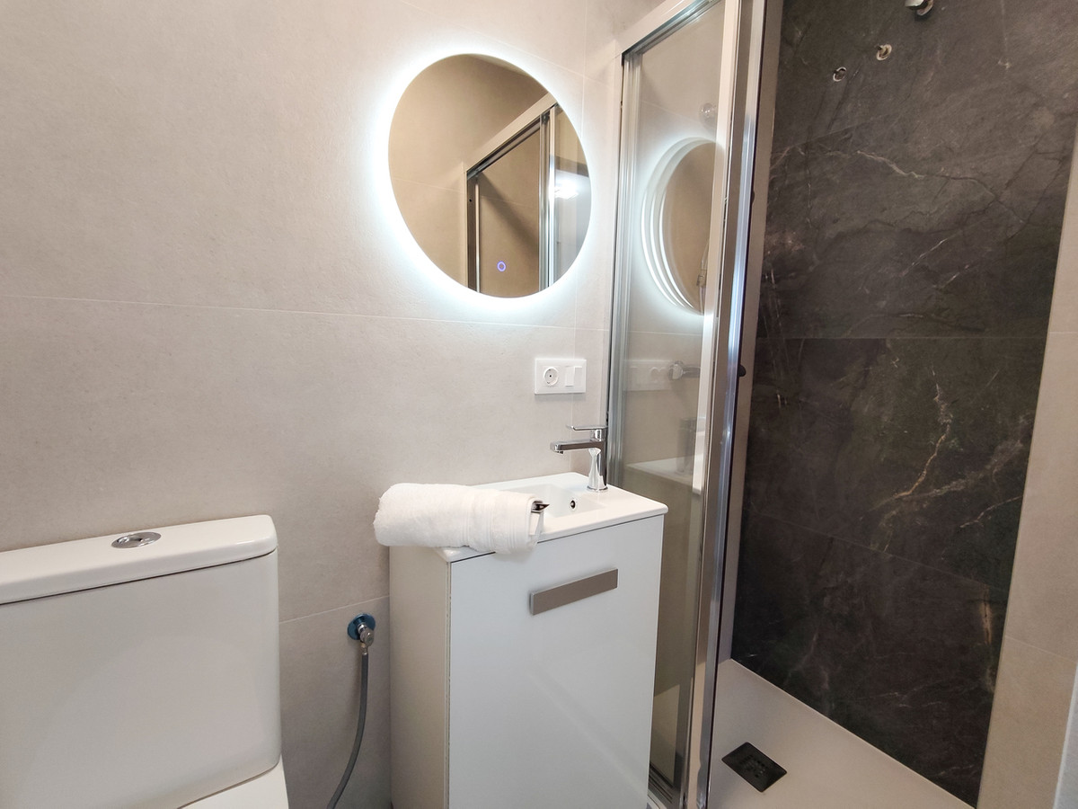 For sale - 3 Bedroom 2 Bathroom Apartment - Middle Floor Apartment in Torrevieja - Torrevieja Centro  - Alicante