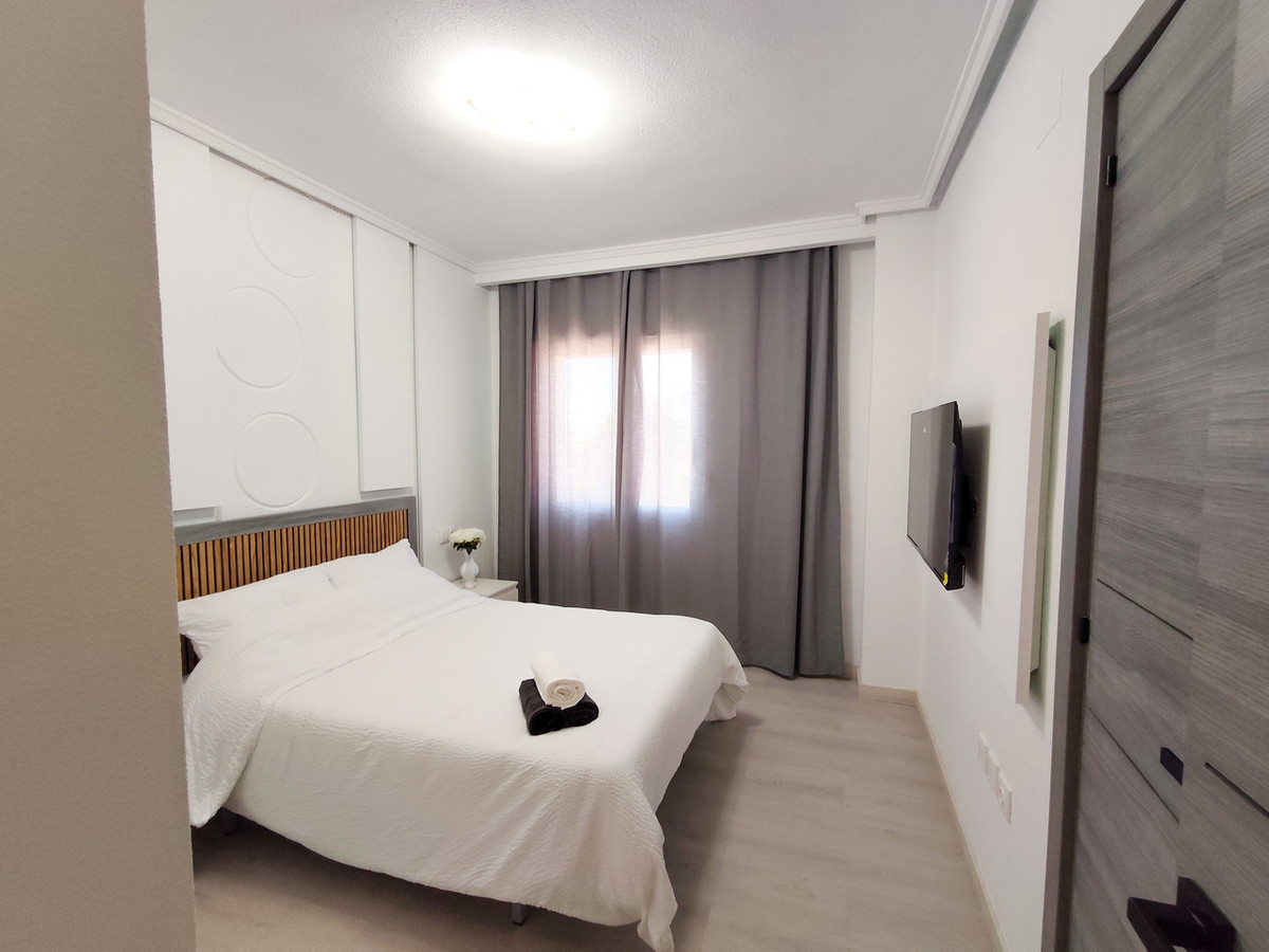 For sale - 3 Bedroom 2 Bathroom Apartment - Middle Floor Apartment in Torrevieja - Torrevieja Centro  - Alicante