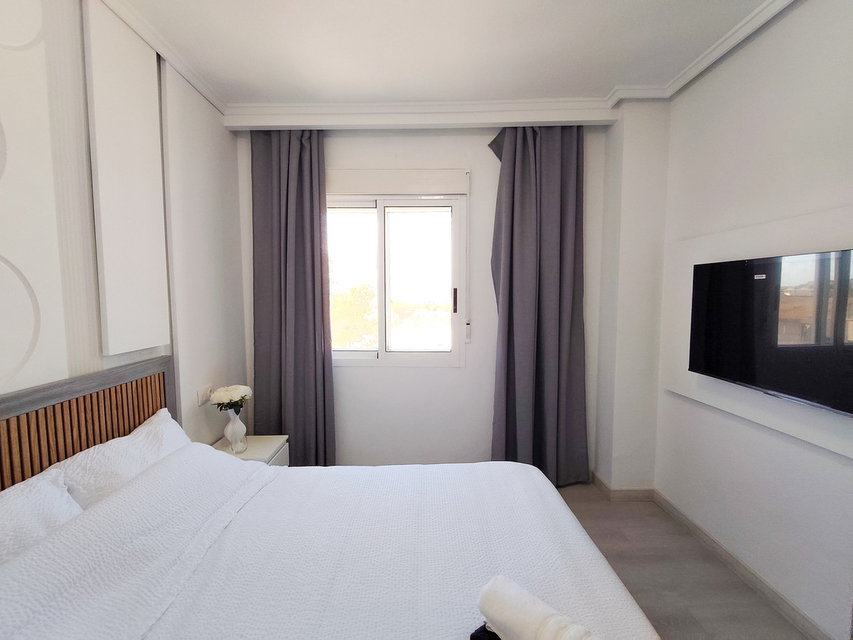 For sale - 3 Bedroom 2 Bathroom Apartment - Middle Floor Apartment in Torrevieja - Torrevieja Centro  - Alicante