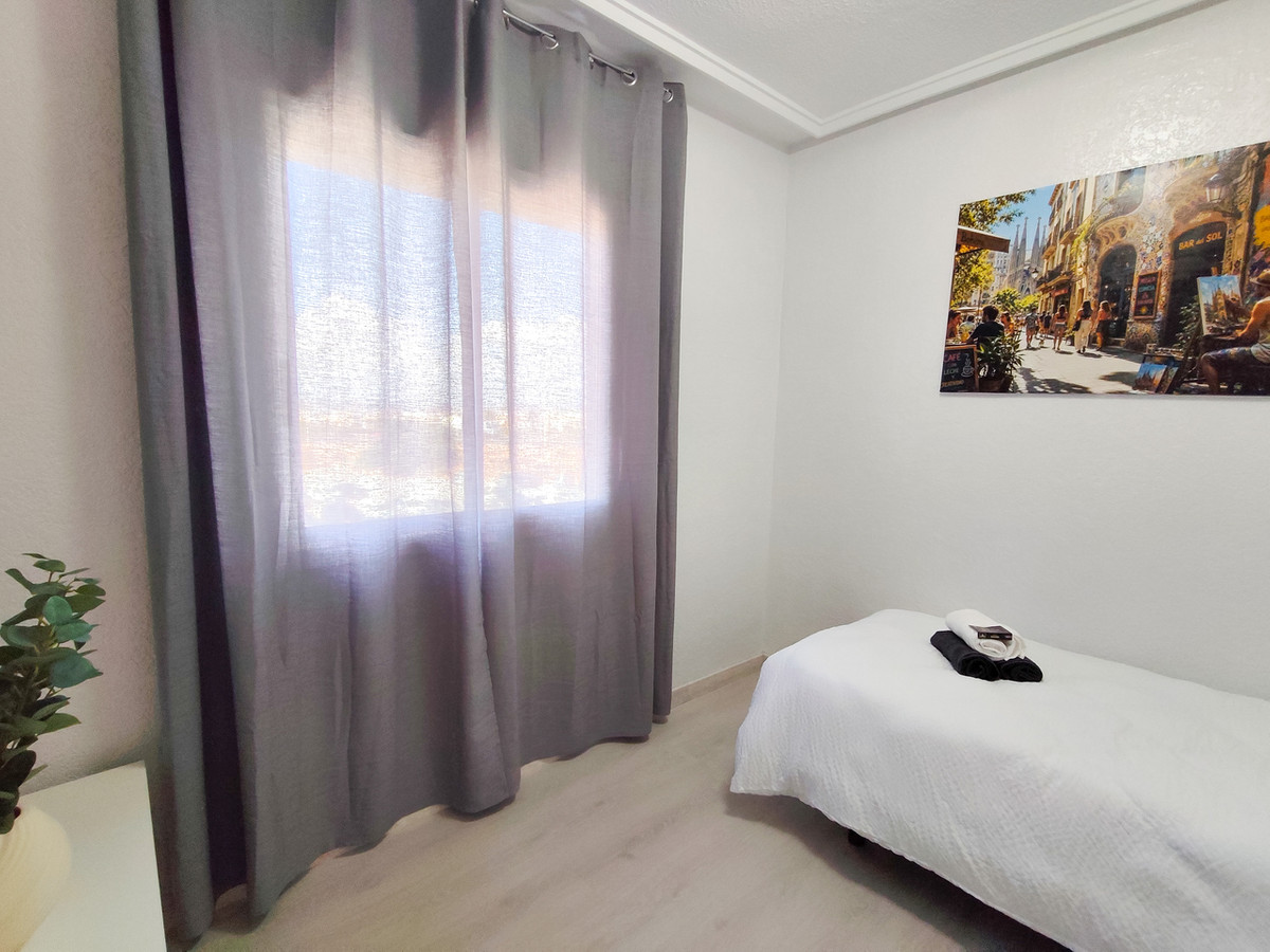 For sale - 3 Bedroom 2 Bathroom Apartment - Middle Floor Apartment in Torrevieja - Torrevieja Centro  - Alicante