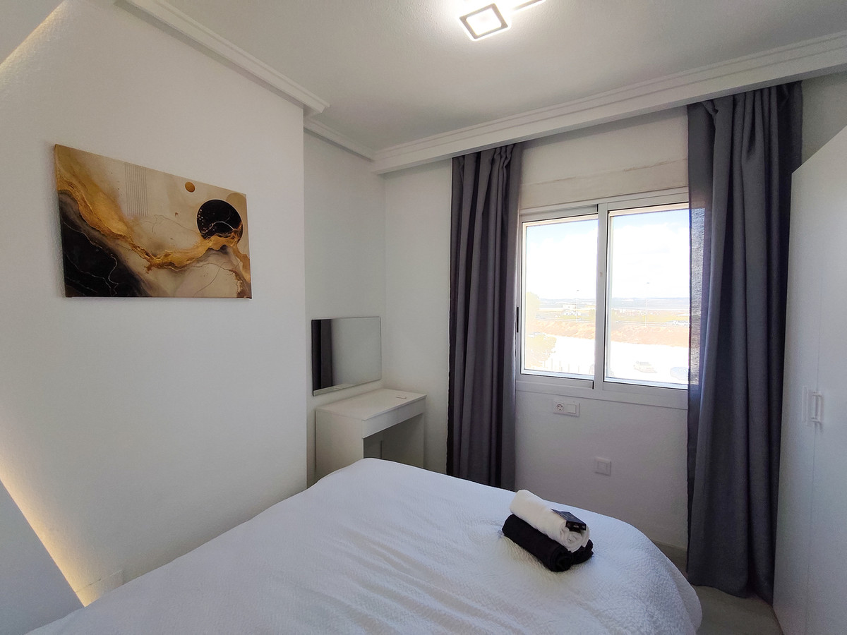 For sale - 3 Bedroom 2 Bathroom Apartment - Middle Floor Apartment in Torrevieja - Torrevieja Centro  - Alicante