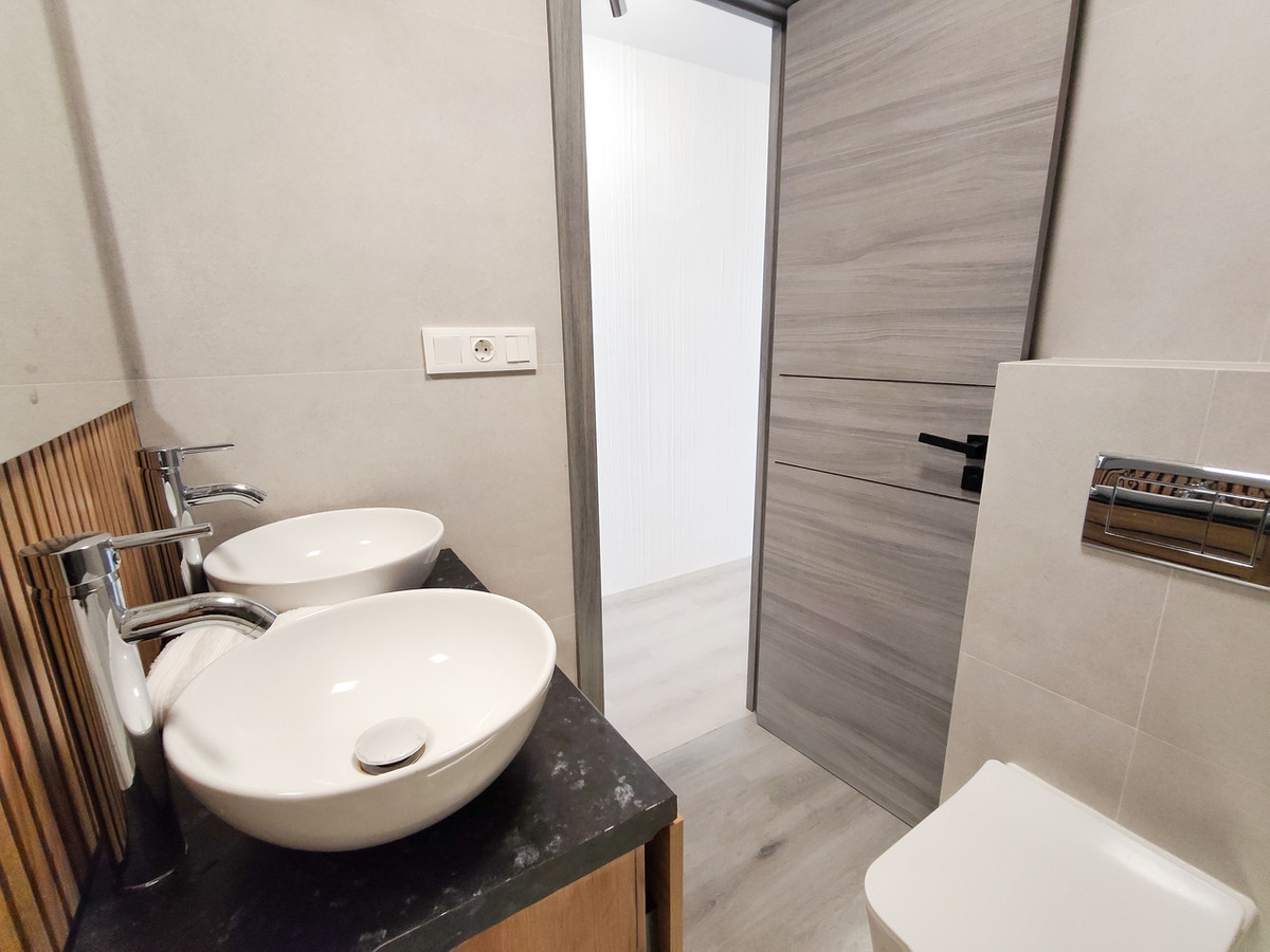 For sale - 3 Bedroom 2 Bathroom Apartment - Middle Floor Apartment in Torrevieja - Torrevieja Centro  - Alicante