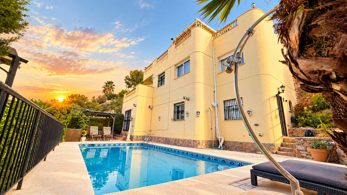 For sale - 5 Bedroom 4 Bathroom House - Detached Villa in Orihuela - Villamartin  - Alicante