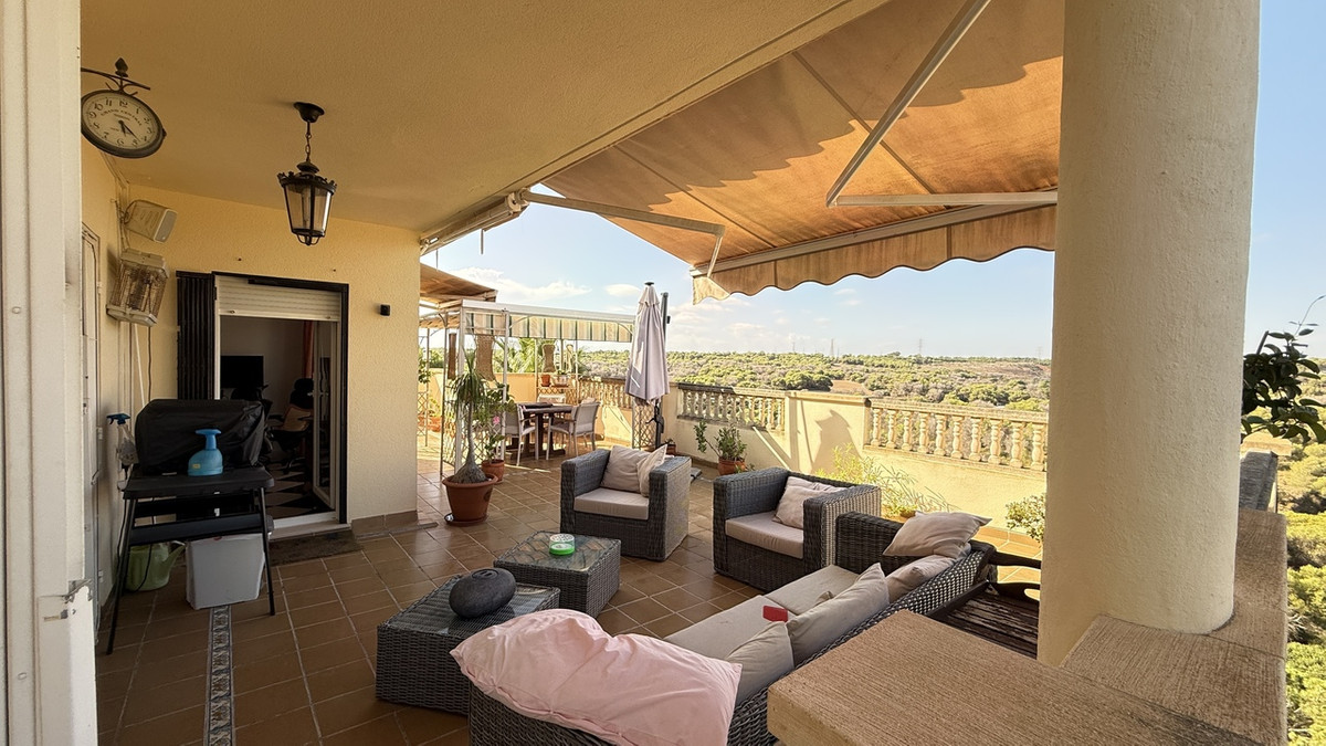 For sale - 5 Bedroom 4 Bathroom House - Detached Villa in Orihuela - Villamartin  - Alicante