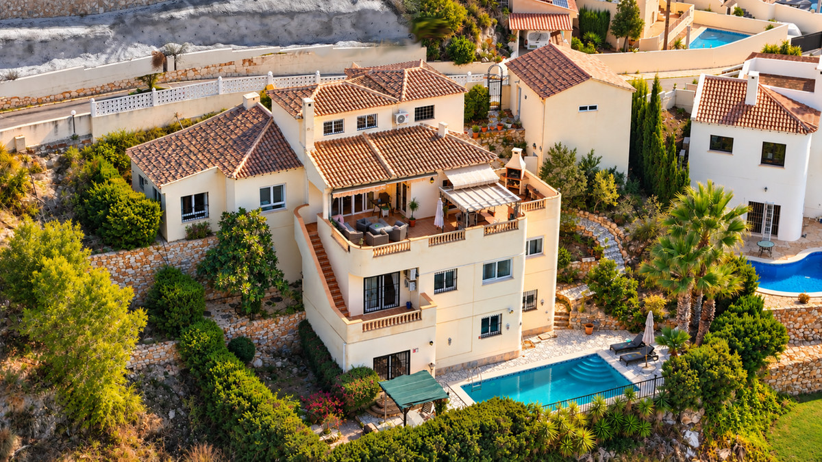 For sale - 5 Bedroom 4 Bathroom House - Detached Villa in Orihuela - Villamartin  - Alicante