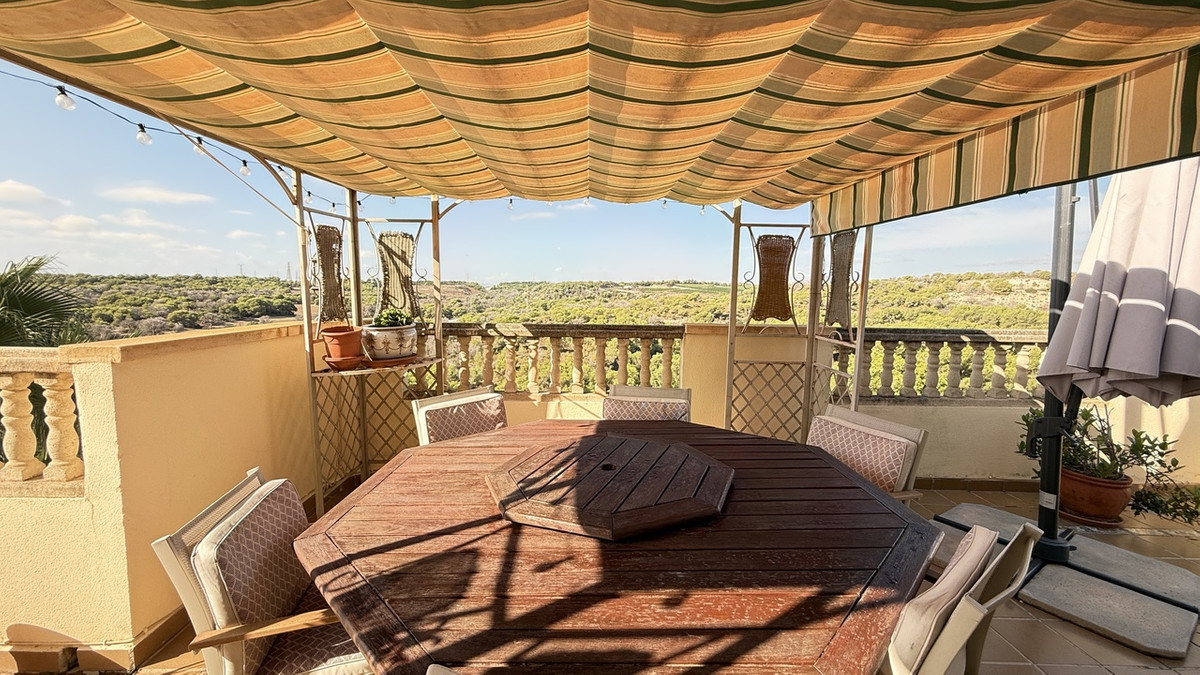 For sale - 5 Bedroom 4 Bathroom House - Detached Villa in Orihuela - Villamartin  - Alicante