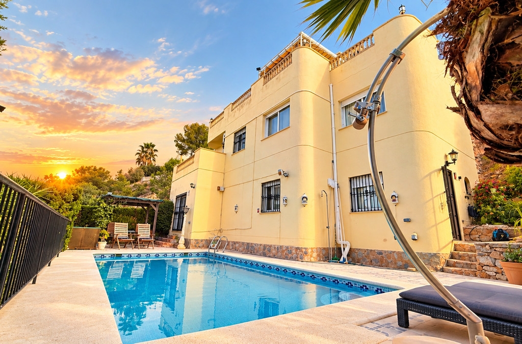 5 Bedroom 4 Bathroom House - Detached Villa in Orihuela