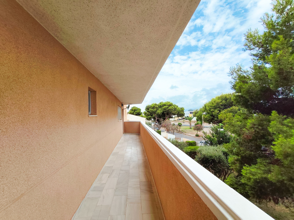 For sale - 3 Bedroom 2 Bathroom Apartment - Middle Floor Apartment in Orihuela - La Zenia  - Alicante