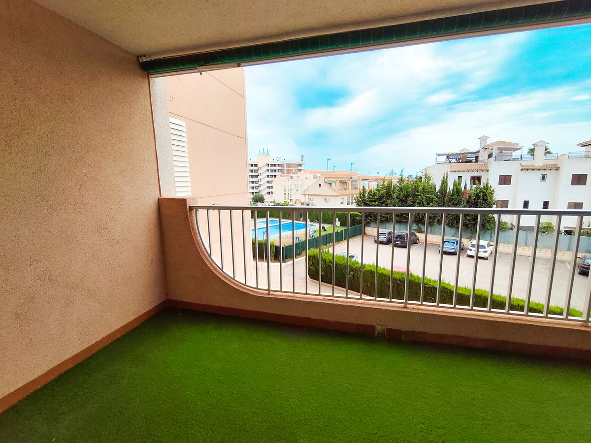 For sale - 3 Bedroom 2 Bathroom Apartment - Middle Floor Apartment in Orihuela - La Zenia  - Alicante