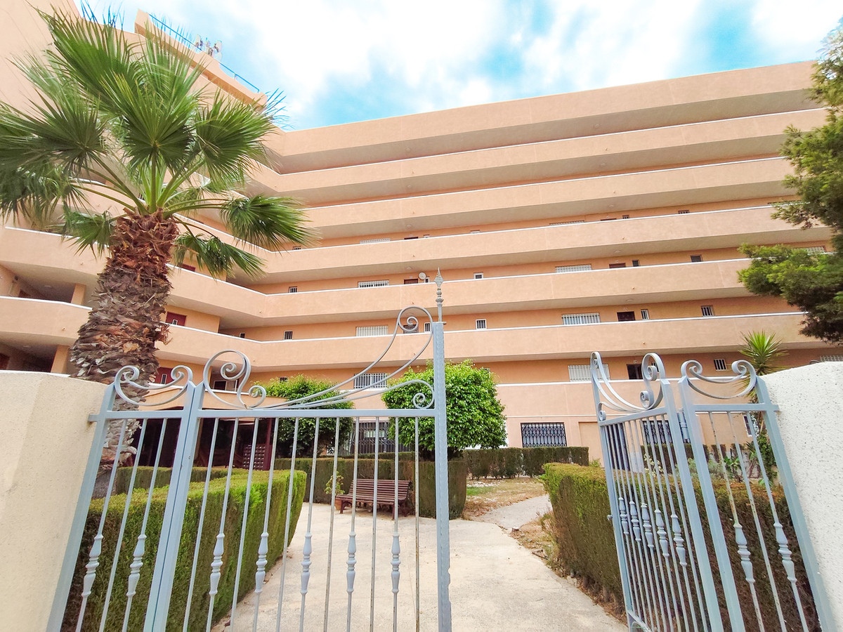 For sale - 3 Bedroom 2 Bathroom Apartment - Middle Floor Apartment in Orihuela - La Zenia  - Alicante