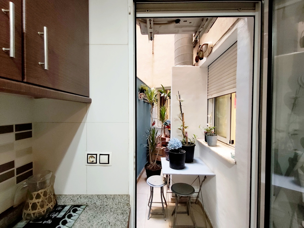 For sale - 3 Bedroom 2 Bathroom Apartment - Middle Floor Apartment in Torrevieja - Torrevieja Centro  - Alicante