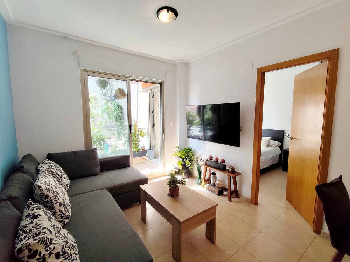 For sale - 3 Bedroom 2 Bathroom Apartment - Middle Floor Apartment in Torrevieja - Torrevieja Centro  - Alicante