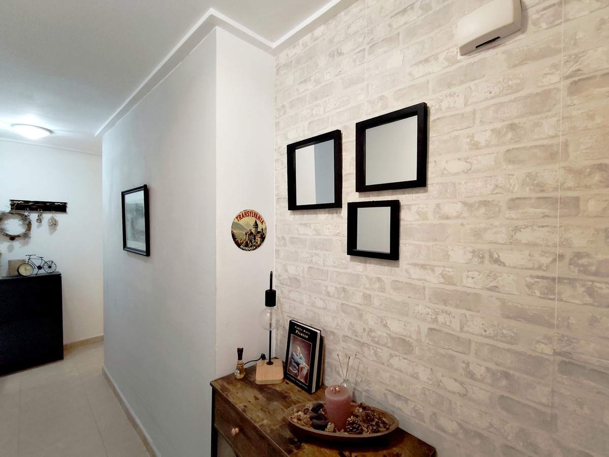 For sale - 3 Bedroom 2 Bathroom Apartment - Middle Floor Apartment in Torrevieja - Torrevieja Centro  - Alicante