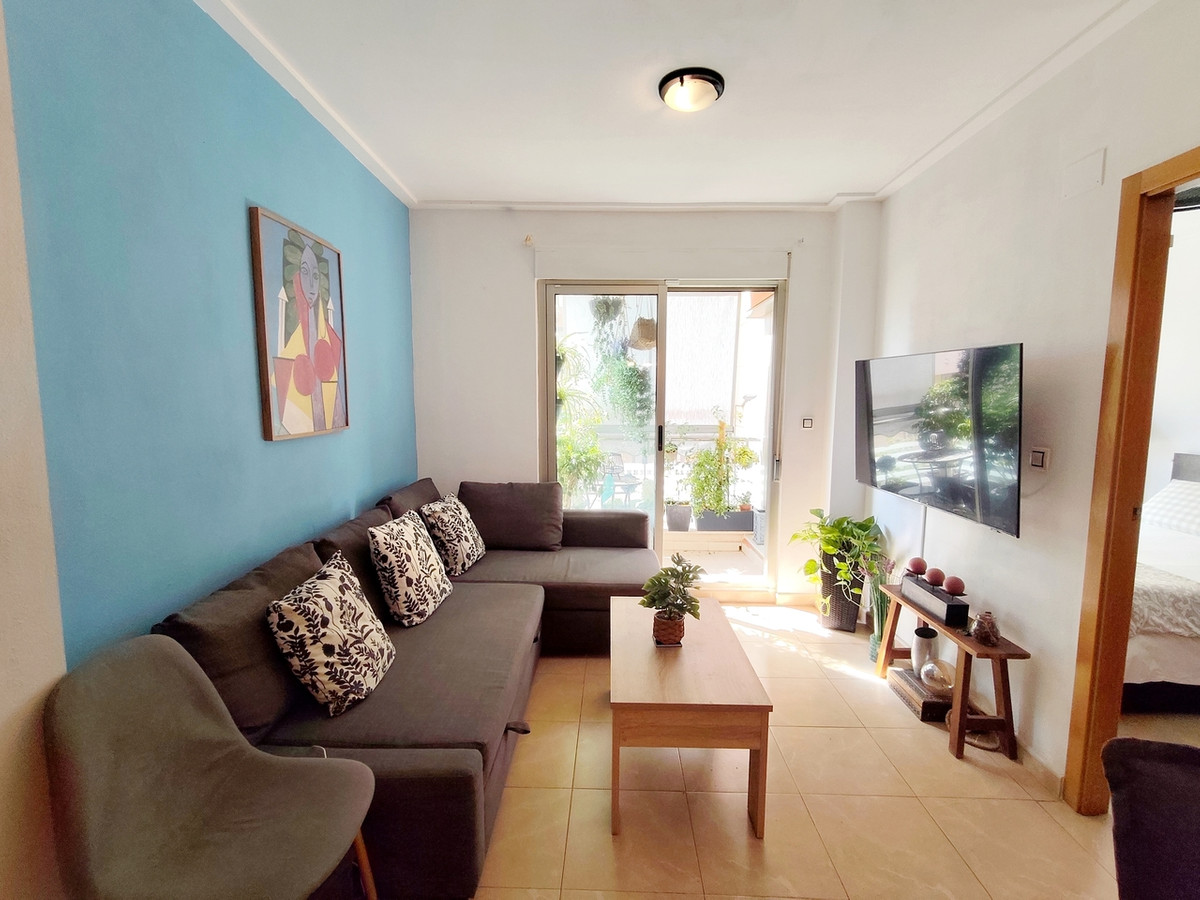 For sale - 3 Bedroom 2 Bathroom Apartment - Middle Floor Apartment in Torrevieja - Torrevieja Centro  - Alicante